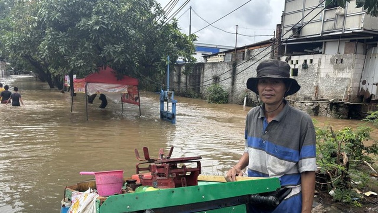 Pedagang Ikan Nekat Terobos Banjir Bekasi Demi Tetap Bertahan Hidup
