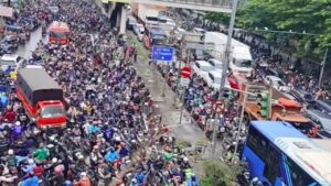 Banjir Daan Mogot: Genangan 60 Cm Lumpuhkan Arus, Motor Lawan Arah Picu Macet Parah