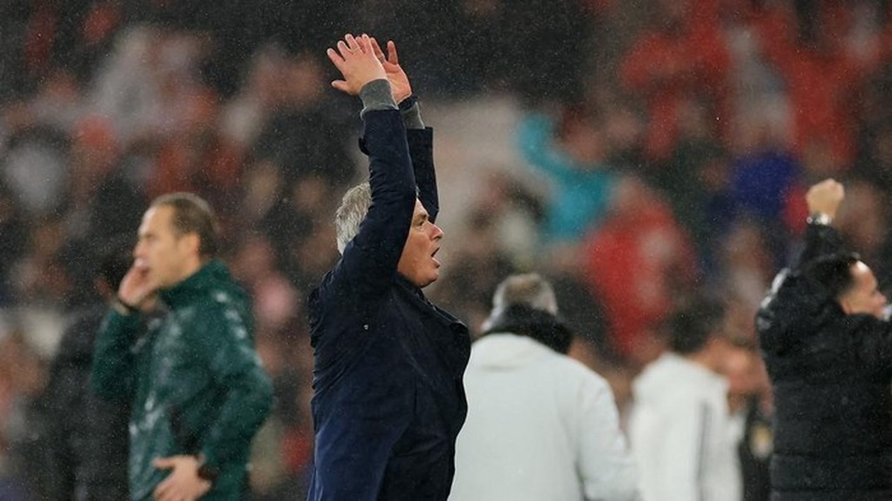 Jose Mourinho Minta Maaf ke Alvaro Arbeloa Usai Selebrasi Gol Dramatis Benfica ke Gawang Madrid Jose Mourinho Minta Maaf ke Alvaro Arbeloa Usai Selebrasi Gol Dramatis Benfica ke Gawang Madrid