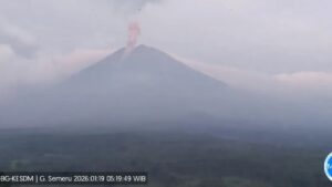 Gunung Semeru Erupsi Tiga Kali Pagi Ini, Kolom Abu Capai 1 Km