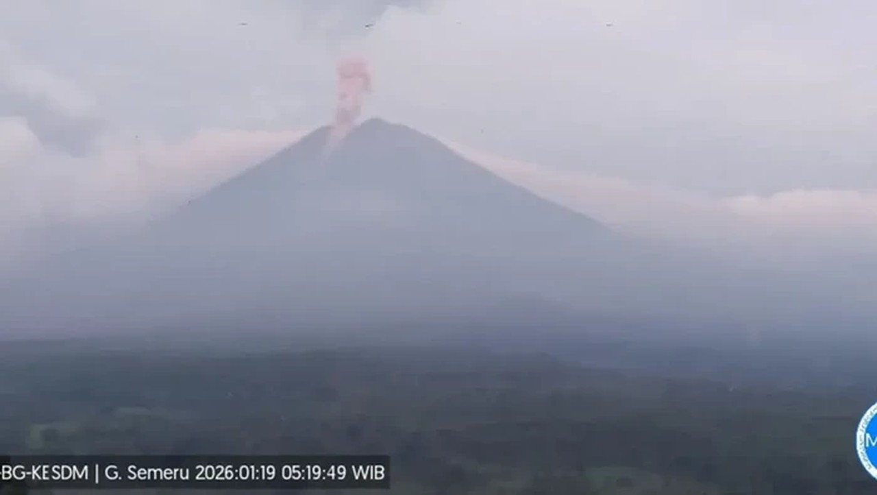 Gunung Semeru Erupsi Tiga Kali Pagi Ini, Kolom Abu Capai 1 Km