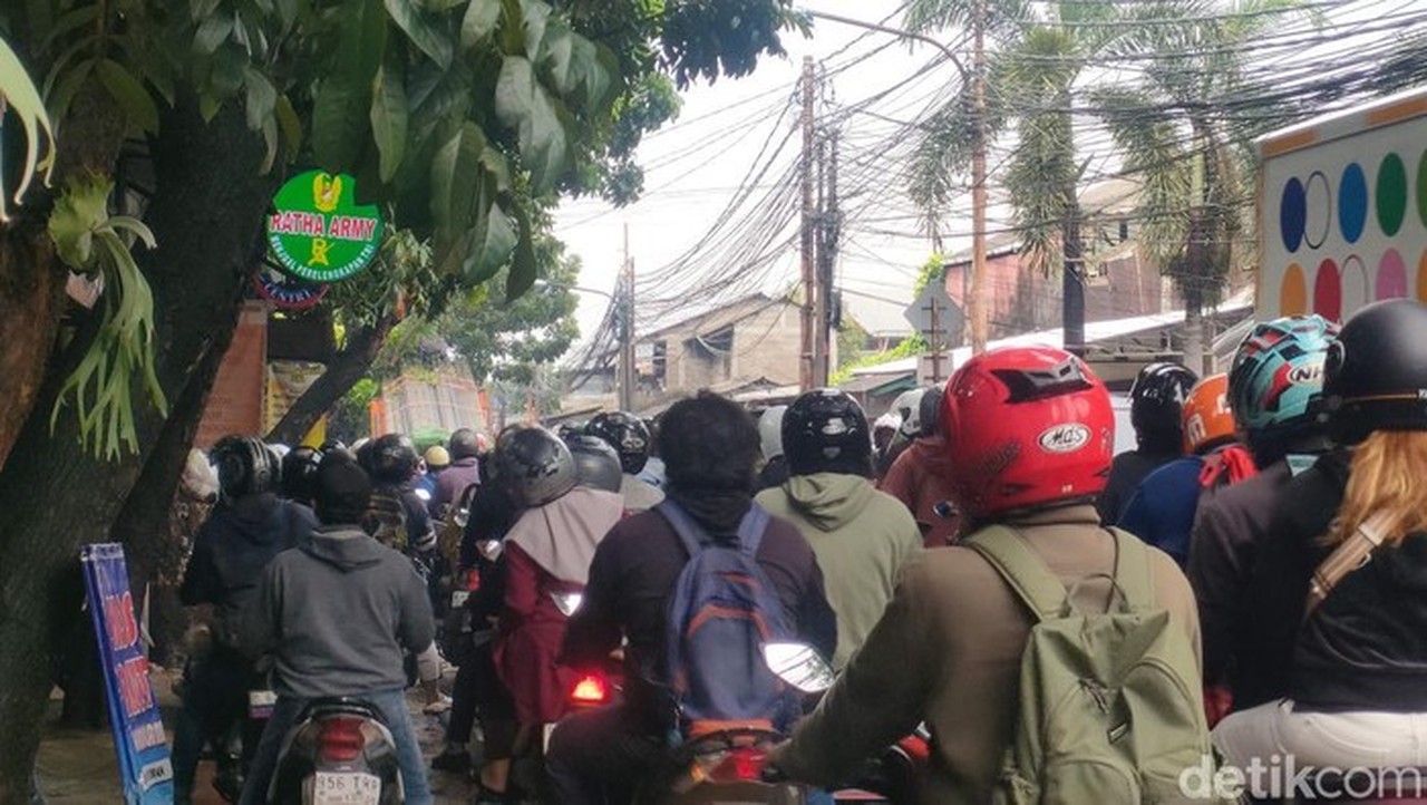 Truk Besi Nyangkut di Pohon, Lalu Lintas Jalan Raya Condet Jakarta Selatan Macet Parah