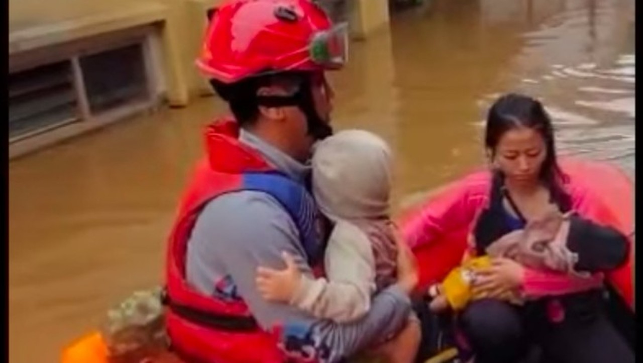 Banjir Rawajati Jakarta Selatan Meluap hingga 1,5 Meter, Warga Dievakuasi Petugas Banjir Rawajati Jakarta Selatan Meluap hingga 1,5 Meter, Warga Dievakuasi Petugas