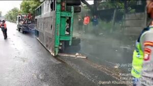Truk Kontainer Terguling di Cilincing Sebabkan Macet Parah, Evakuasi Berlangsung 5 Jam