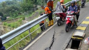 Jalan Khusus Motor di Batutulis Bogor Retak dan Turun Akibat Hujan Deras