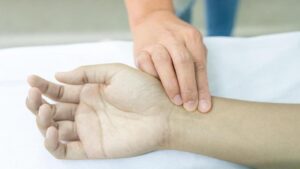 Pengemudi Ditemukan Meninggal dalam Mobil di Pinggir Tol Cikampek Km 27