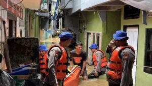 Ditpolairud Polda Metro Jaya Kerahkan 25 Personel Bantu Evakuasi Banjir Kebon Pala