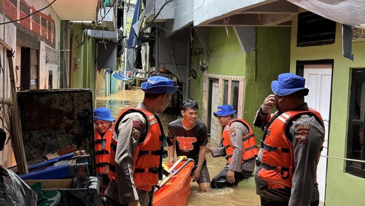 Ditpolairud Polda Metro Jaya Kerahkan 25 Personel Bantu Evakuasi Banjir Kebon Pala