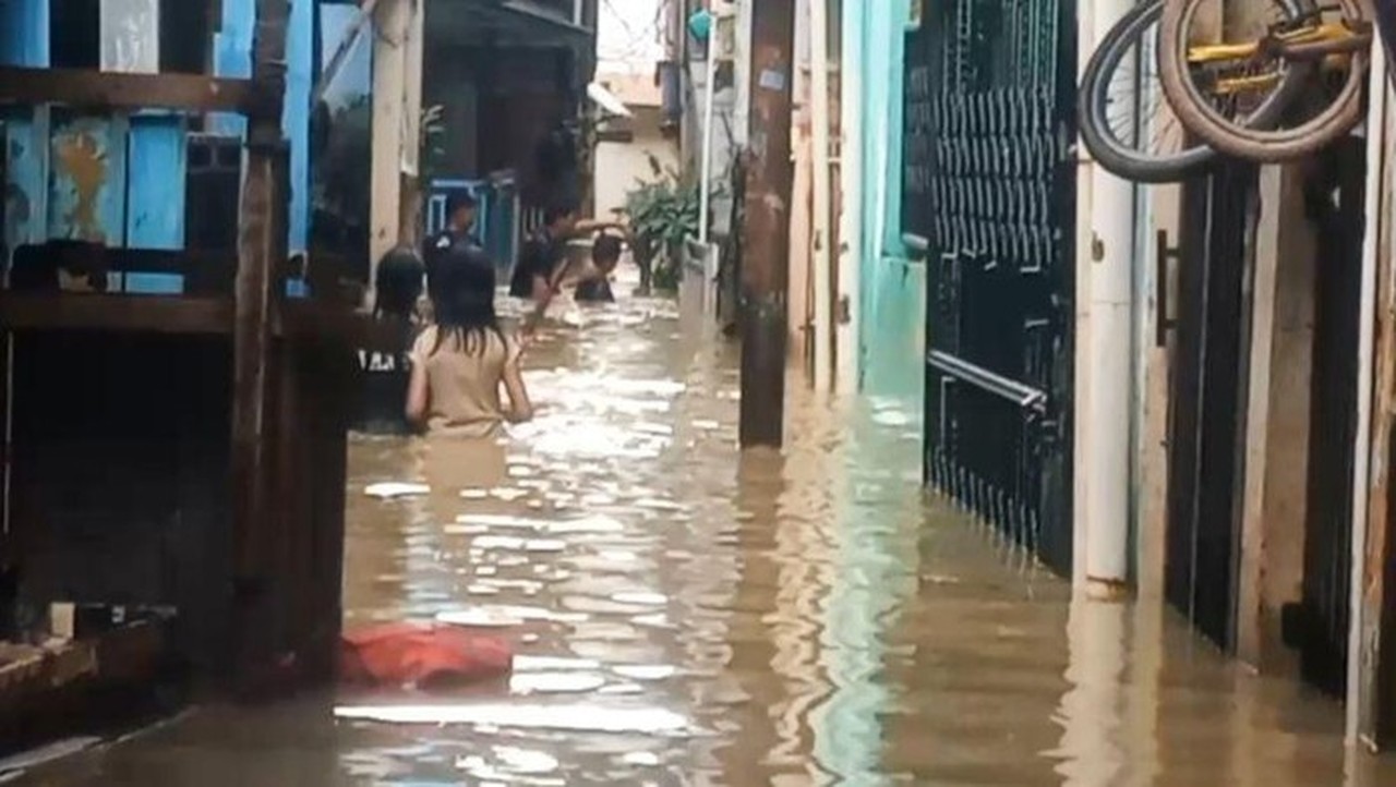 Bidara Cina Kembali Terendam Banjir, Ketinggian Air Capai 2 Meter Akibat Luapan Kali Ciliwung Bidara Cina Kembali Terendam Banjir, Ketinggian Air Capai 2 Meter Akibat Luapan Kali Ciliwung
