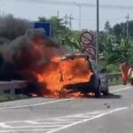 Mobil BMW X3 Terbakar Hebat di Tol Gresik, Sempat Keluarkan Asap Sebelum Meledak