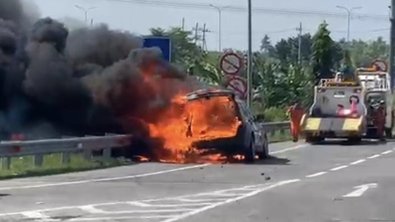Mobil BMW X3 Terbakar Hebat di Tol Gresik, Sempat Keluarkan Asap Sebelum Meledak