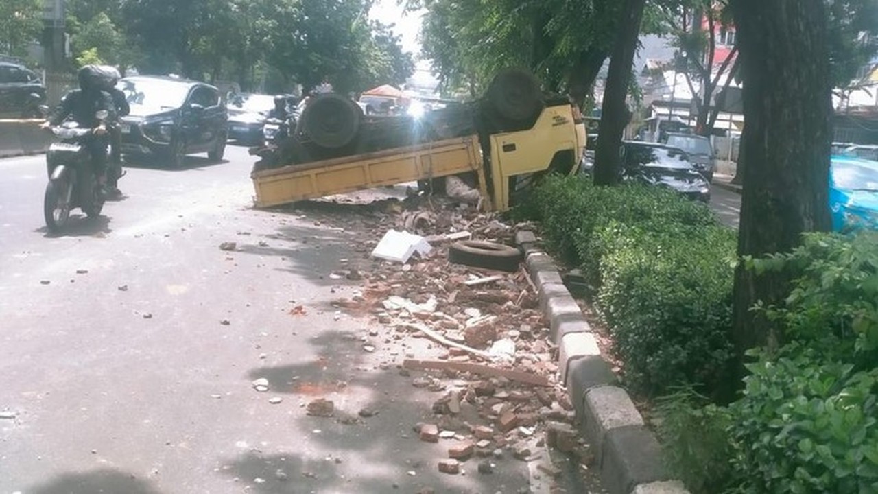 Pecah Ban, Truk Terguling di Cempaka Putih Jakarta Pusat, Dua Penumpang Terluka Pecah Ban, Truk Terguling di Cempaka Putih Jakarta Pusat, Dua Penumpang Terluka