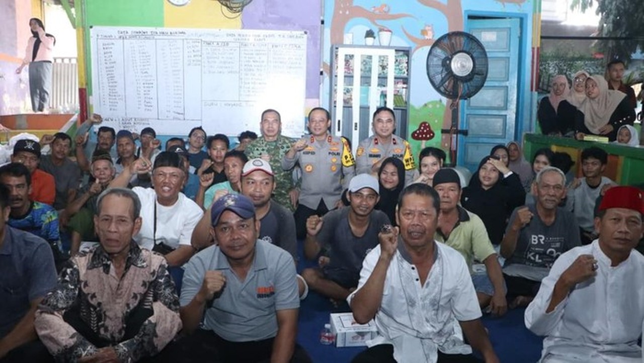 Kapolda Metro Jaya dan Pangdam Jaya Pererat Silaturahmi dengan Warga Srengseng, Jakbar
