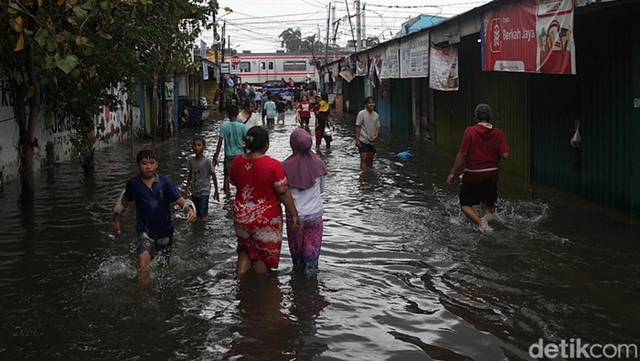 Banjir Jakarta Malam Ini: 30 RT Terendam, Ketinggian Air Capai 1,4 Meter