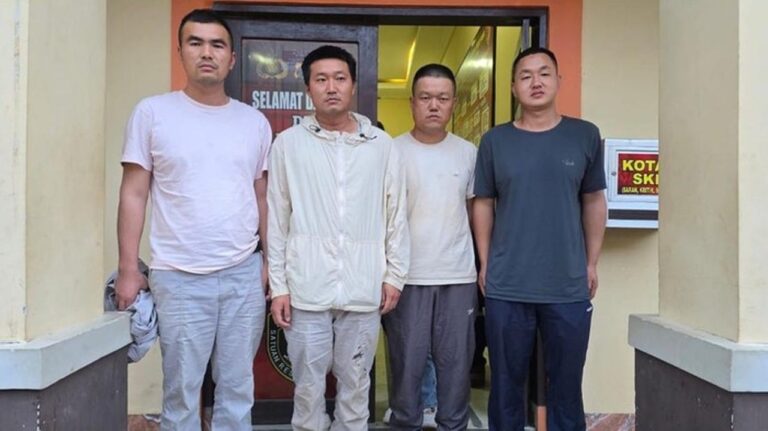 Tiga TKA China Jadi Tersangka Pengeroyokan Pekerja Tambang di Kolaka Tiga TKA China Jadi Tersangka Pengeroyokan Pekerja Tambang di Kolaka