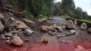 Longsor 500 Meter di Jalan Cibubur CBD Bekasi, Akses Alternatif Ditutup Sementara