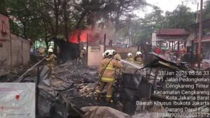 Rumah dan Lapak Semi Permanen di Cengkareng Ludes Terbakar Akibat Korsleting Listrik