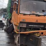 Truk Muatan Hantam Separator TransJ Palmerah, Lalu Lintas Jakarta Barat Macet Parah