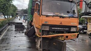 Truk Muatan Hantam Separator TransJ Palmerah, Lalu Lintas Jakarta Barat Macet Parah