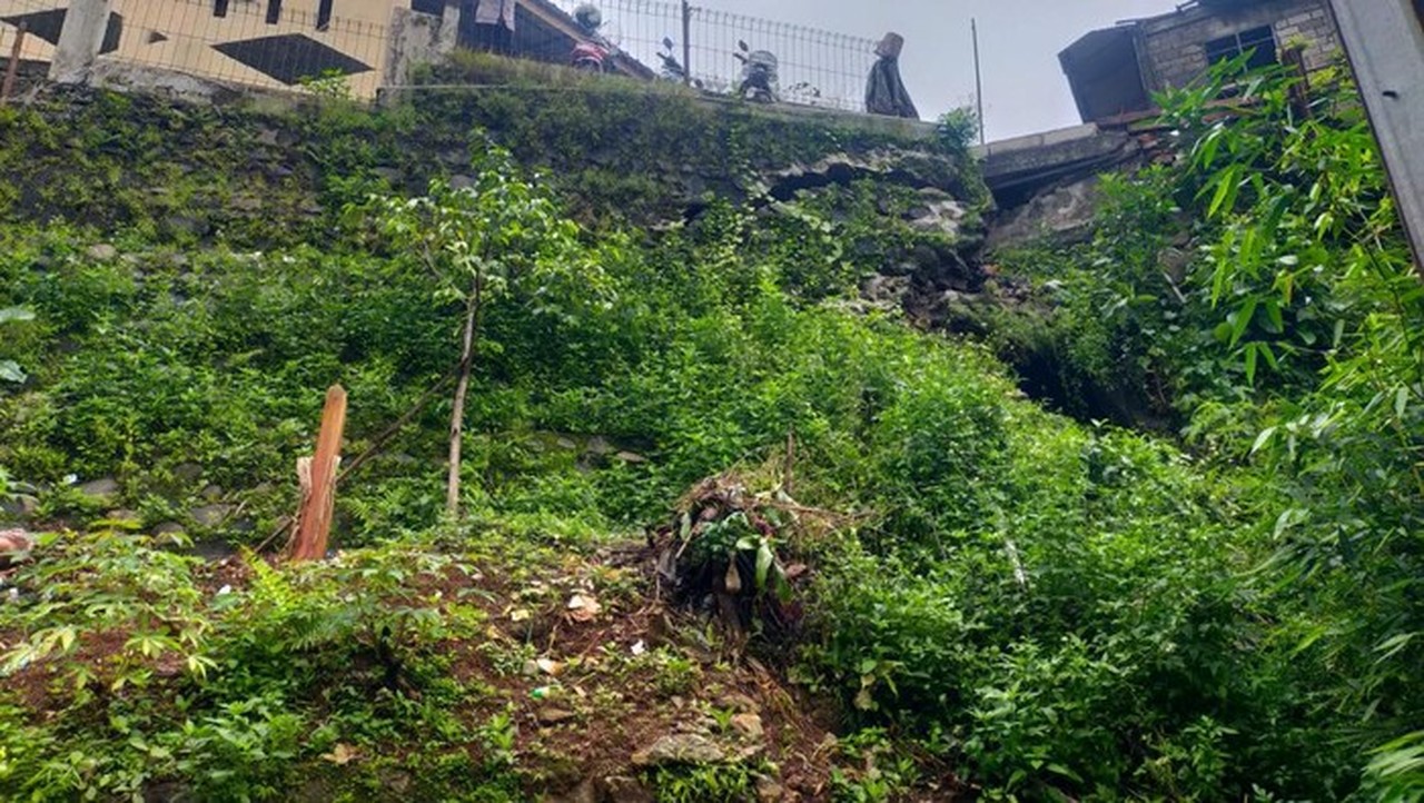 Tebing Retak di Citeureup Bogor Ancam 21 Rumah Warga Akibat Hujan Deras Tebing Retak di Citeureup Bogor Ancam 21 Rumah Warga Akibat Hujan Deras