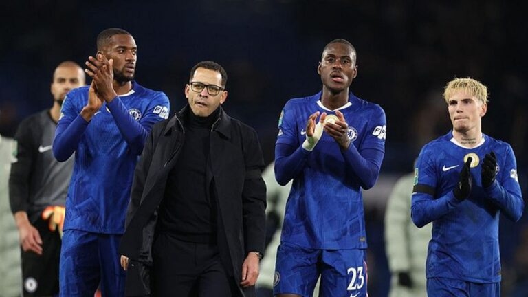 Liam Rosenior Tegaskan Fokus Latih Chelsea, Tak Campuri Urusan Transfer Pemain Liam Rosenior Tegaskan Fokus Latih Chelsea, Tak Campuri Urusan Transfer Pemain