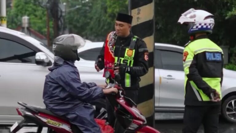 Polisi Lebak Bulus Edukasi Pengendara Lawan Arah dengan Pendekatan Religi