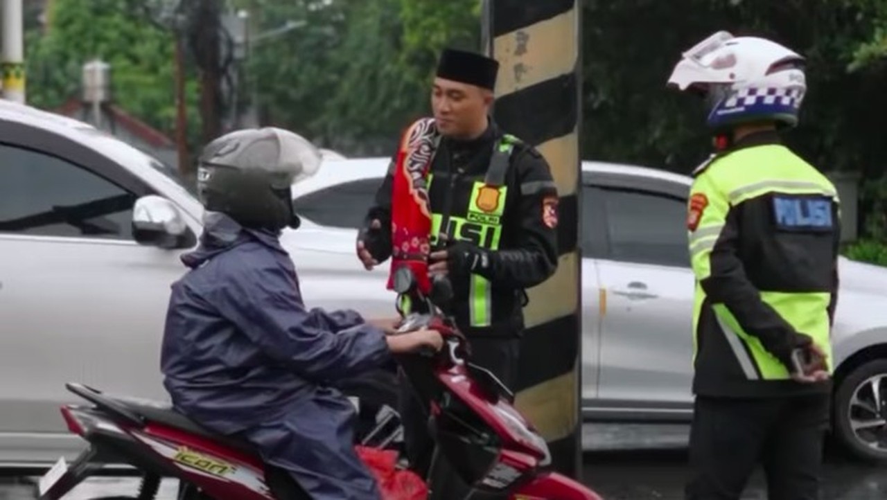 Polisi Lebak Bulus Edukasi Pengendara Lawan Arah dengan Pendekatan Religi Polisi Lebak Bulus Edukasi Pengendara Lawan Arah dengan Pendekatan Religi