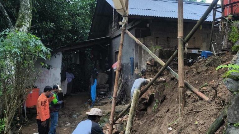 Tanah Bergerak Babakan Madang Bogor: 11 Rumah Rusak Akibat Hujan Deras Tanah Bergerak Babakan Madang Bogor: 11 Rumah Rusak Akibat Hujan Deras
