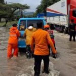 Cilegon Dilanda Banjir Bandang, Jalan Raya Cilegon-Anyer Lumpuh Total
