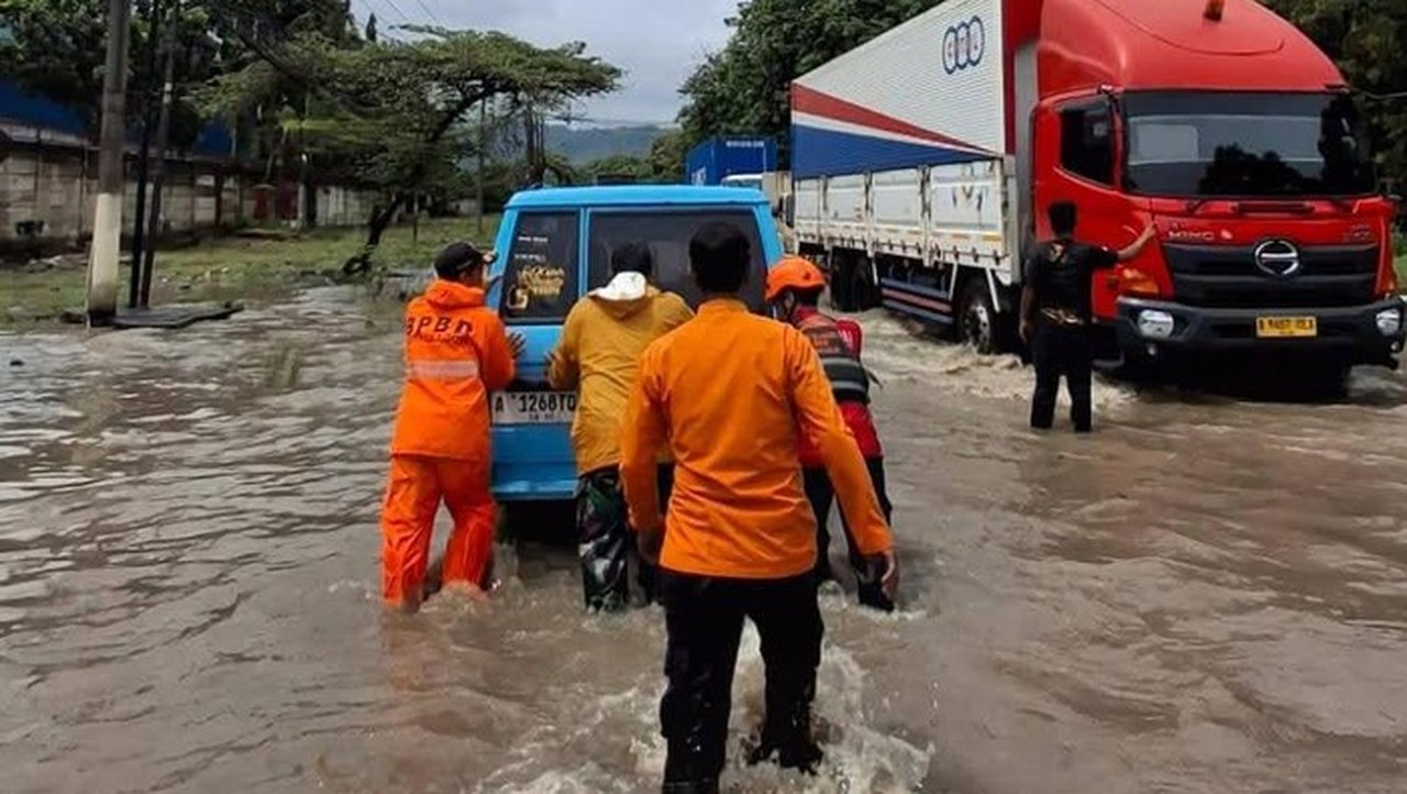 Cilegon Dilanda Banjir Bandang, Jalan Raya Cilegon-Anyer Lumpuh Total Cilegon Dilanda Banjir Bandang, Jalan Raya Cilegon-Anyer Lumpuh Total