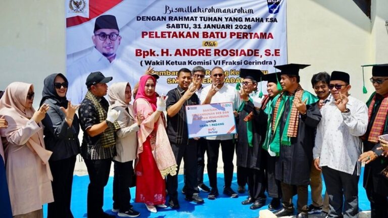 Andre Rosiade Berikan Hadiah Umrah untuk 3 Siswa Hafal Al-Qur’an 30 Juz di Padang Andre Rosiade Berikan Hadiah Umrah untuk 3 Siswa Hafal Al-Qur’an 30 Juz di Padang