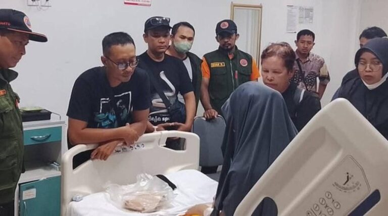 Remaja Sukoharjo Digigit Kobra Saat Buka Paket, Penanganan Salah Berujung Operasi