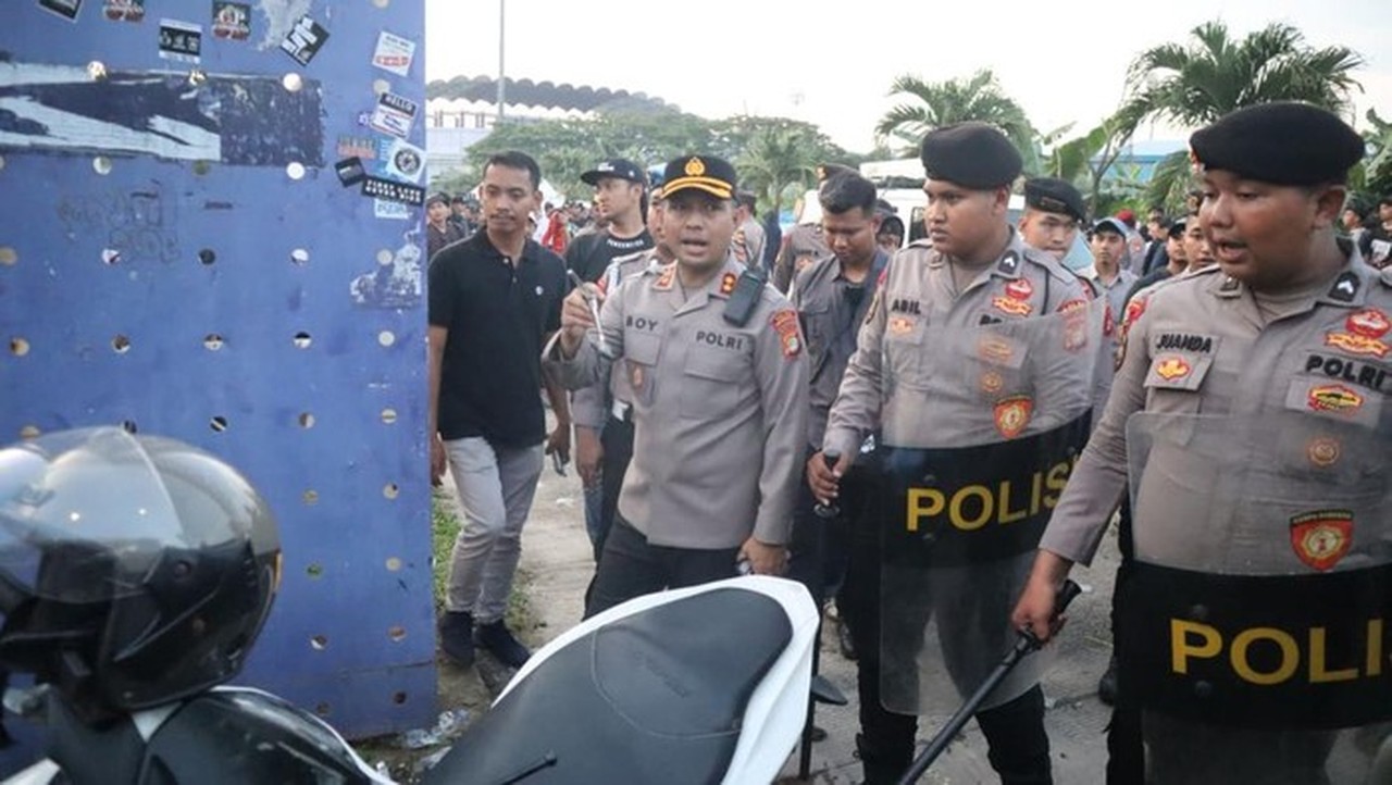 Ricuh Suporter Persita vs Persija di Tangerang Berhasil Diredam Polisi Tanpa Korban Ricuh Suporter Persita vs Persija di Tangerang Berhasil Diredam Polisi Tanpa Korban