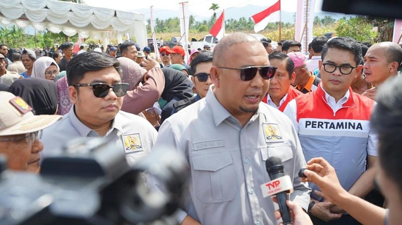 Andre Rosiade Puji Dony Oskaria atas Pembangunan Ratusan Huntara Korban Bencana di Sumbar Andre Rosiade Puji Dony Oskaria atas Pembangunan Ratusan Huntara Korban Bencana di Sumbar