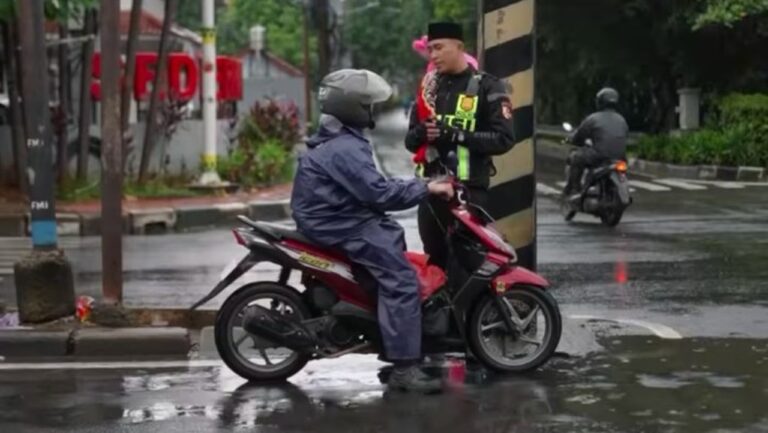 Polisi Lebak Bulus Gunakan Pendekatan Religi dan Humanis untuk Atasi Pemotor Lawan Arah Polisi Lebak Bulus Gunakan Pendekatan Religi dan Humanis untuk Atasi Pemotor Lawan Arah
