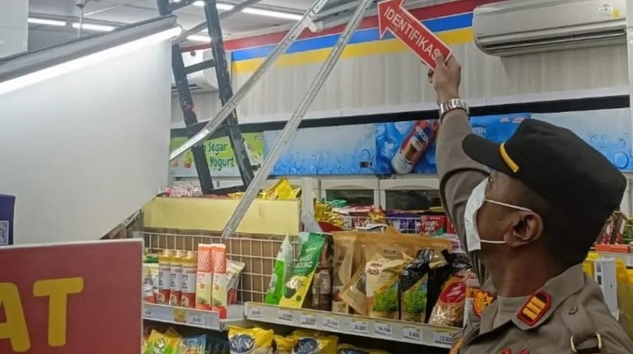 Maling Bobol ATM Minimarket Depok Setelah Jebol Plafon, Polisi Buru Pelaku Maling Bobol ATM Minimarket Depok Setelah Jebol Plafon, Polisi Buru Pelaku
