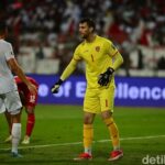 Simon Tahamata Sambut Kepindahan Maarten Paes ke Ajax: Ikut Senang Meski Belum Baca Berita