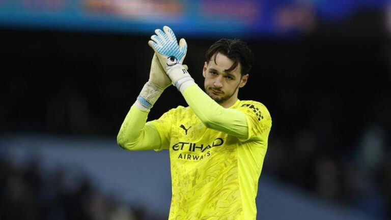 James Trafford Buktikan Kesiapan dengan Penyelamatan Gemilang di Piala FA James Trafford Buktikan Kesiapan dengan Penyelamatan Gemilang di Piala FA