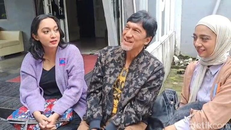 Ikang Fawzi Kecewa dan Tersinggung Atas Pencopotan Chiki Fawzi dari Petugas Haji 2026 Ikang Fawzi Kecewa dan Tersinggung Atas Pencopotan Chiki Fawzi dari Petugas Haji 2026