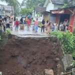 Jembatan Tua di Pandeglang Ambruk Akibat Hujan Deras, Akses Empat Desa Terputus
