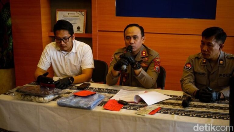 Dua Tersangka Pembunuhan Eks Sekjen Pordasi DKI di Bantul: Motif Utang Bisnis Travel Rp 1,2 Miliar Dua Tersangka Pembunuhan Eks Sekjen Pordasi DKI di Bantul: Motif Utang Bisnis Travel Rp 1,2 Miliar