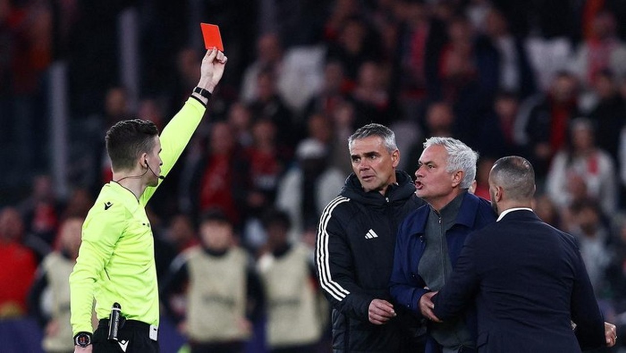 Jose Mourinho Diusir Wasit, Tuding Ada ‘Kertas Sakti’ untuk Pemain Real Madrid Jose Mourinho Diusir Wasit, Tuding Ada ‘Kertas Sakti’ untuk Pemain Real Madrid
