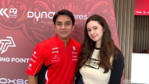 Billy Syahputra Ziarahi Makam Olga Syahputra Bersama Buah Hati Pertamanya