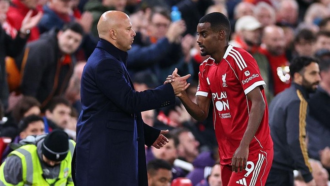 Arne Slot Kecewa Alexander Isak Tak Maksimal, Optimistis Bersinar Musim Depan