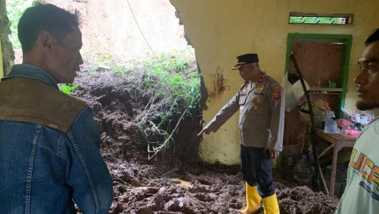 Longsor Pangalengan Tewaskan Kakak Beradik Saat Makan, Bupati Turun Langsung ke Lokasi Longsor Pangalengan Tewaskan Kakak Beradik Saat Makan, Bupati Turun Langsung ke Lokasi