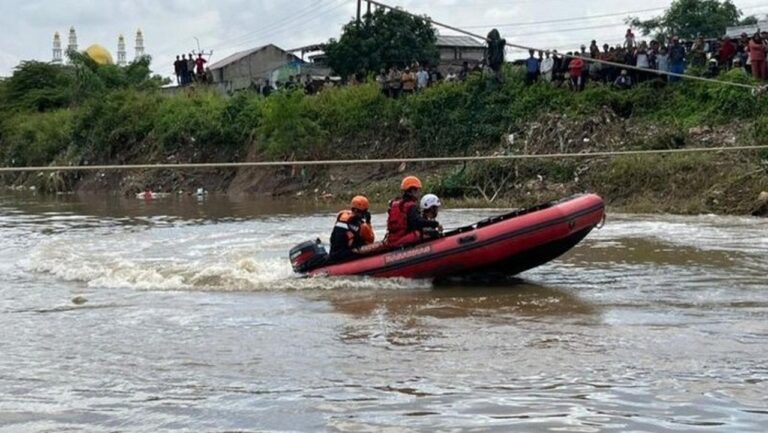 Pria Tercebur ke Kali Bekasi, Tim SAR Gabungan Lakukan Pencarian Intensif