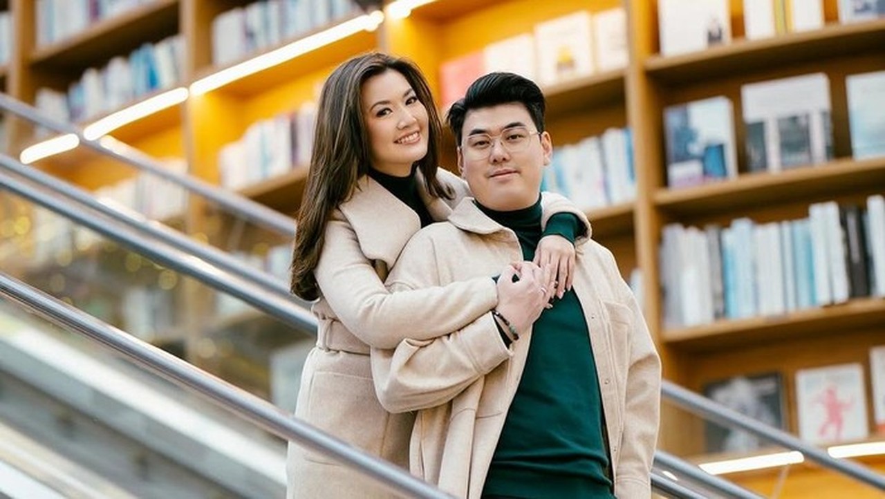 Asty Ananta Rela Kepentok Meja demi Konten Viral Bersama Suami Asty Ananta Rela Kepentok Meja demi Konten Viral Bersama Suami