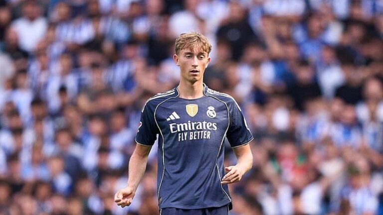 Dean Huijsen Minta Maaf Usai Repost Konten Rasis di Instagram Dean Huijsen Minta Maaf Usai Repost Konten Rasis di Instagram