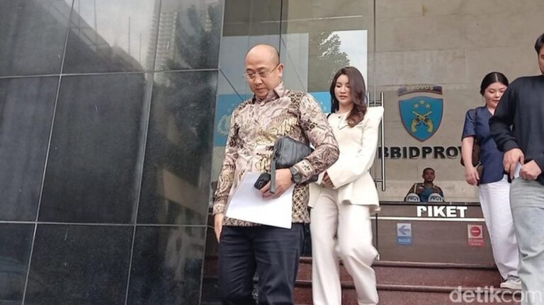 Sarwendah Tegas Tolak Berdamai dengan Penyebar Hoaks yang Fitnah Anaknya Sarwendah Tegas Tolak Berdamai dengan Penyebar Hoaks yang Fitnah Anaknya