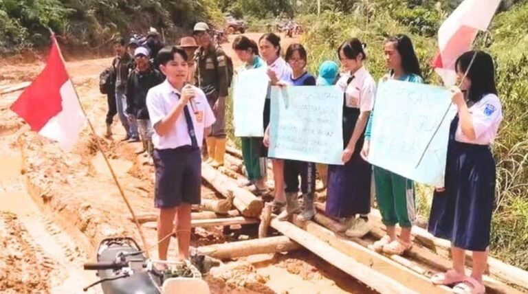 Aksi Siswa Kaltara Protes Jalan Rusak: “Kami Butuh Perbaikan, Bukan Makanan Bergizi Gratis!”